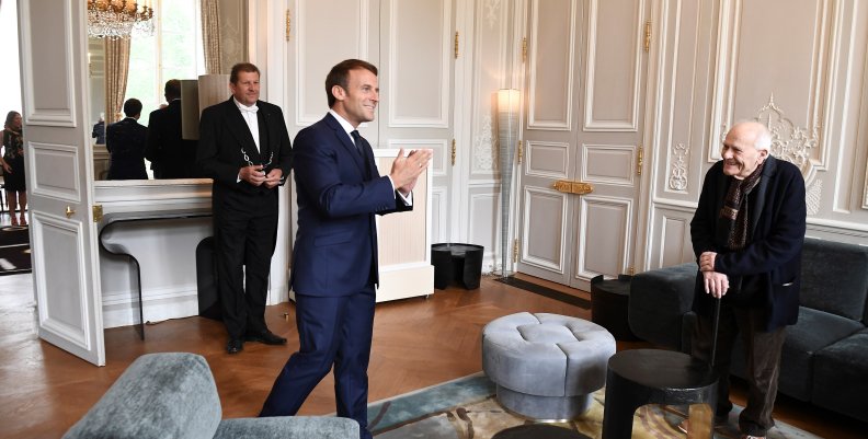 Macron defiende la importancia del trabajo en pleno confinamiento