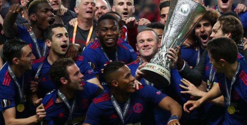 Manchester United's Wayne Rooney and team mates celebrate with the trophy after winning the Europa League