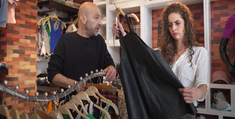 Sofía Samper y Nicolás Arrieta en una tienda de ropa femenina