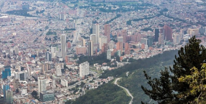 Una imagen panorámica de la ciudad cubierta por una capa de contaminación