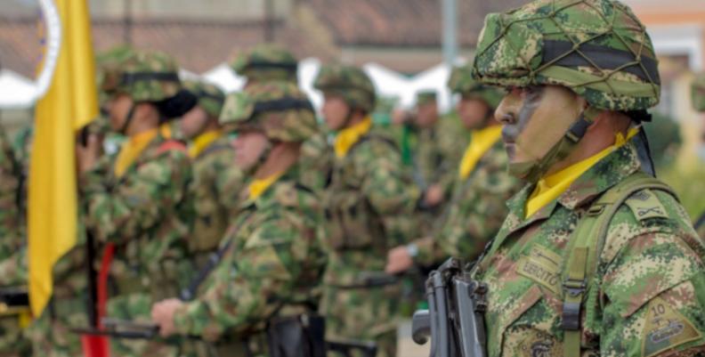 Soldados uniformados del Ejército Nacional en fila y armados