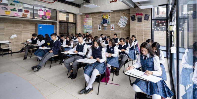 Estudiantes de colegio tomando clases