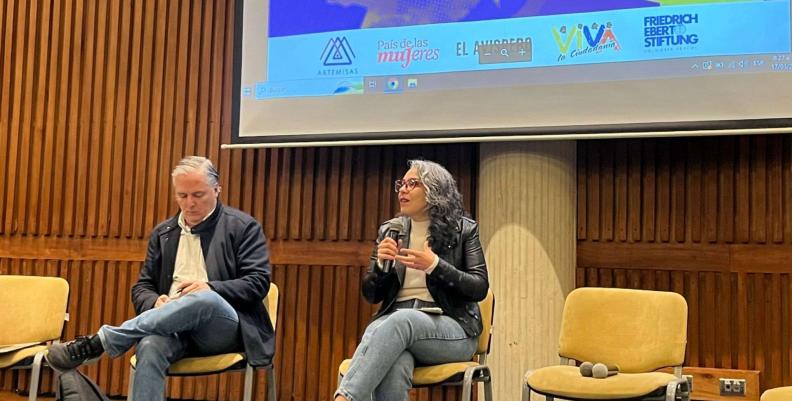 Senadora María José Pizarro sentada en un auditorio