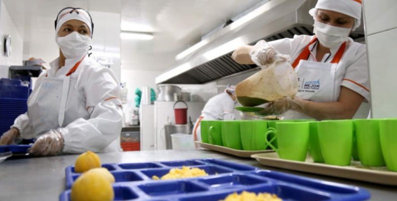 Cocineras sirviendo el alimento de los estudiantes de educación pública en Bogotá