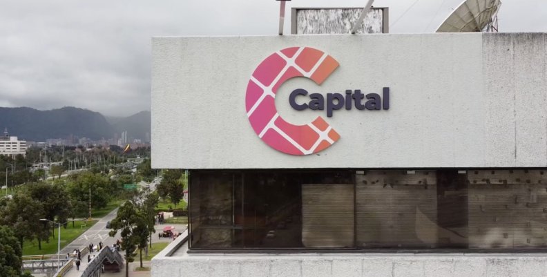 Logo de Capital Sistema de Comunicación Pública en la fachada del edificio principal