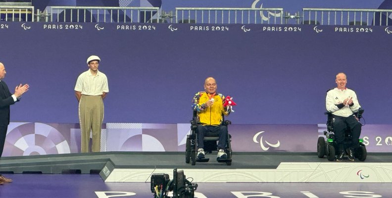 Edilson Chica recibiendo la medalla de plata en la premiación de los Juegos Paralímpicos París 2024