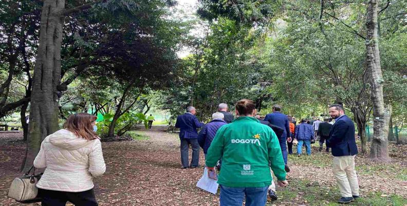 Funcionarios del Distrito caminando por zonas ambientales de la capital