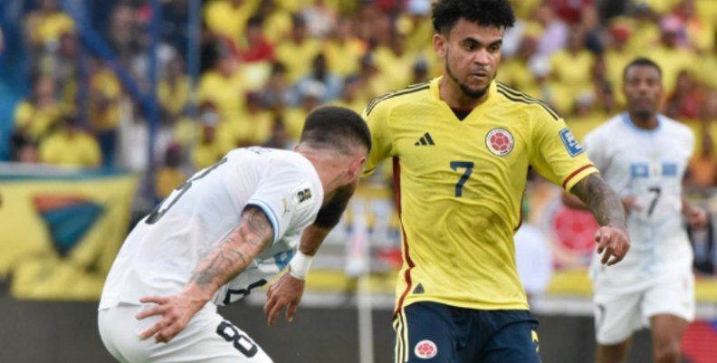 Luis Díaz en el partido de Colombia contra Uruguay en Barranquilla