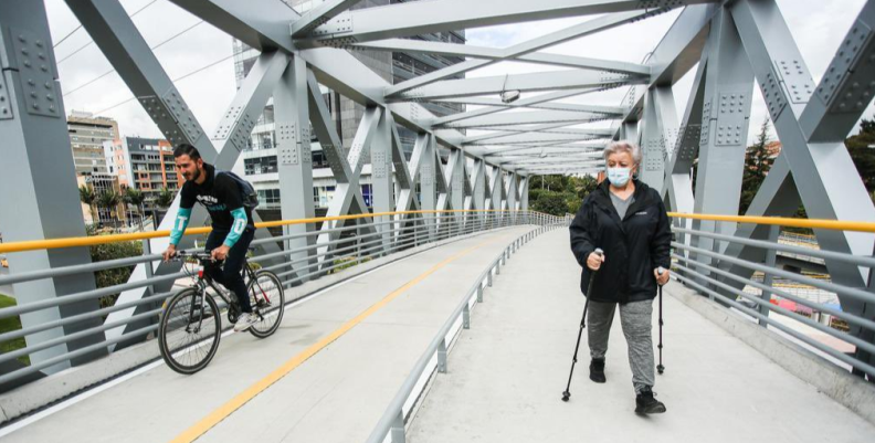 Nuevo ciclo puente Canal Molinos en la Autopista Norte