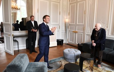 Macron defiende la importancia del trabajo en pleno confinamiento