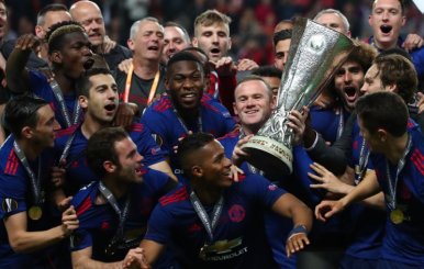 Manchester United's Wayne Rooney and team mates celebrate with the trophy after winning the Europa League