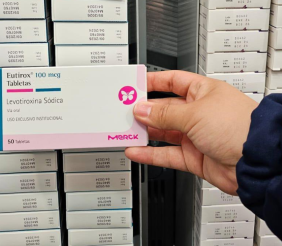 Una mano sosteniendo una caja de medicamentos