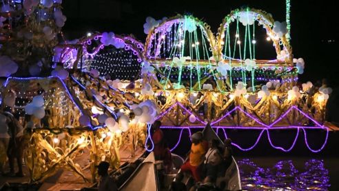 Balsas autóctonas con iluminación navideña