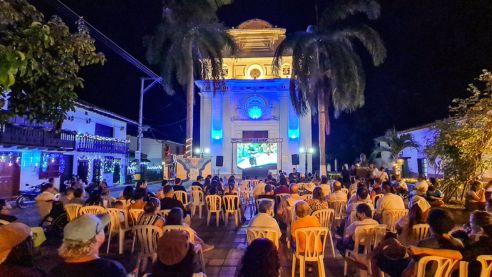 Plazoleta de Santa Fé de Antioquia, iluminada por luces de navidad y proyectores.