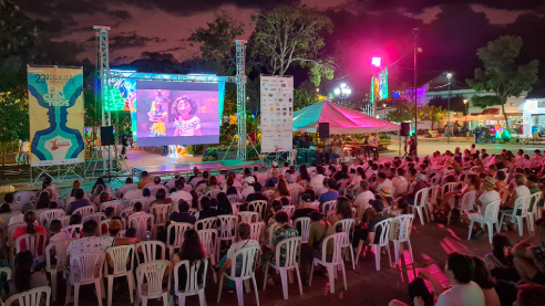 Plaza de Santa Fe de Antioquia con pantallas y sillas en proyección de cine