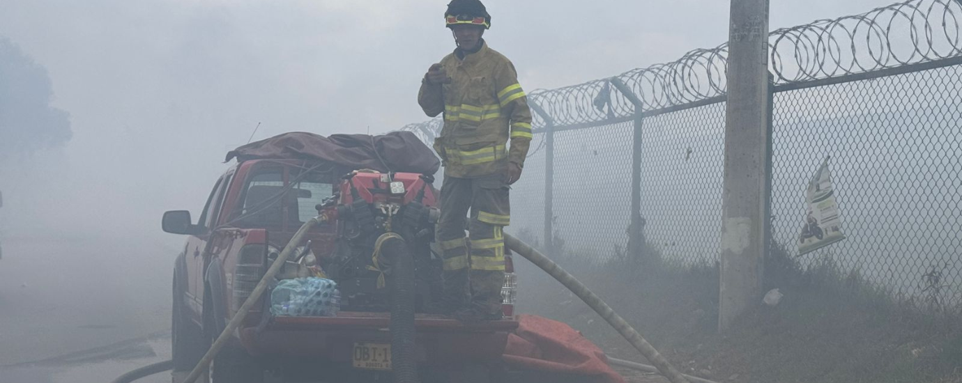 Imagen de un bombero en medio de la conflagración en el Parque Gibraltar, en Bosa