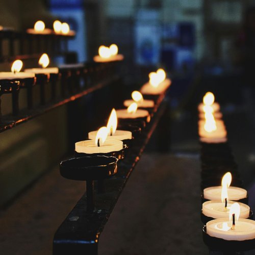 Un altar lleno de velas encendidas