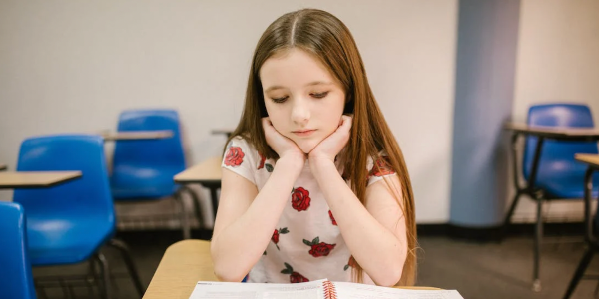 Niña en colegio. Imagen: Pexels