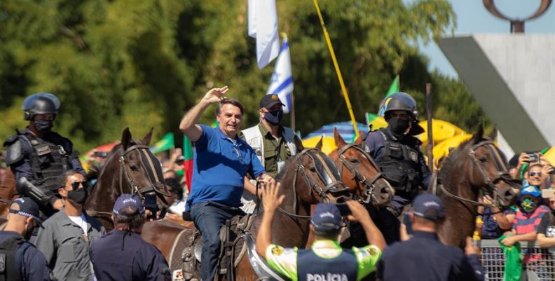 Bolsonaro se pasea en caballo en plena crisis por coronavirus