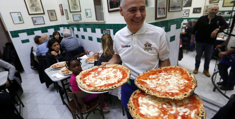 El arte de la elaboración de la pizza napolitana fue incluido el jueves en la lista del patrimonio inmaterial de la humanidad