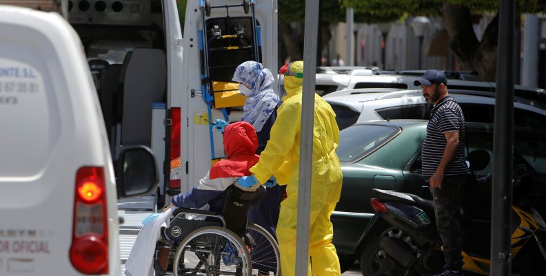 Bajan las muertes por coronavirus en España, que ya supera los 230.000 casos Bajan las muertes por coronavirus en España, que ya supera los 230.000 casos