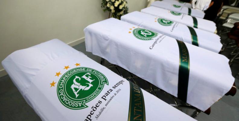 Hace un año el avión que traía al equipo Chapecoense se accidentó en Colombia.