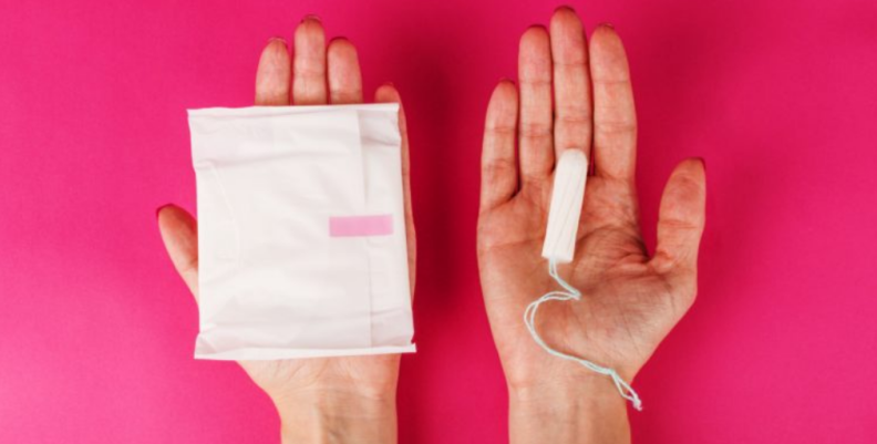 Mujer, toalla higiénica, tampón, menstruación Mujer, toalla higiénica, tampón, menstruación