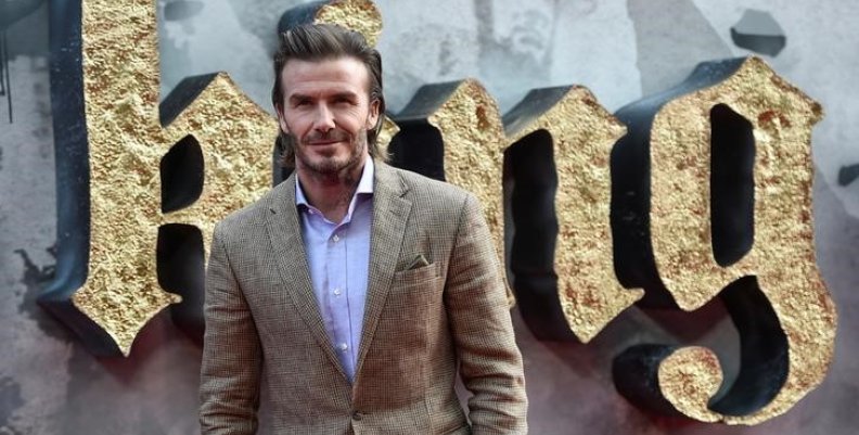 David Beckham posa durante el estreno europeo de "King Arthur: Legend of the Sword" en Londres