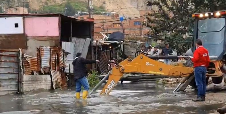 Espuma contaminante en barrio de Soacha