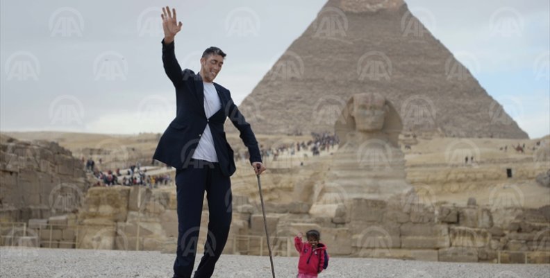 El hombre más alto del mundo visita las pirámides de Egipto