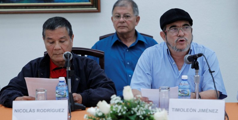 El líder del ELN Nicolás Rodríguez (a la izquierda en la imagen), en una rueda de prensa junto al comandante de las FARC Timoleón Jiménez en La Habana