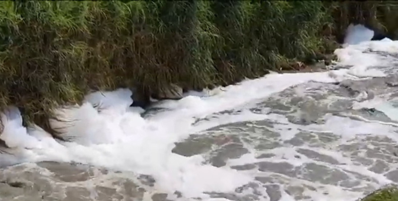 Espuma contaminante inundó un barrio en el municipio de Soacha