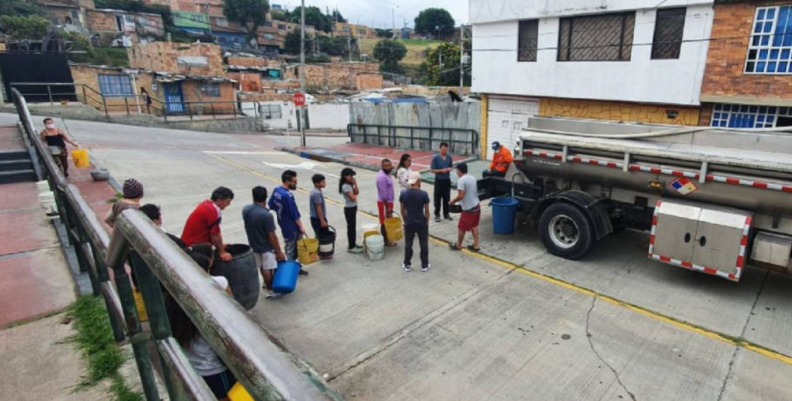 Carrotanque en Usme por falta de agua