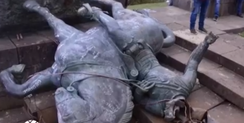 Tumban estatua de conquistador español en Popayán