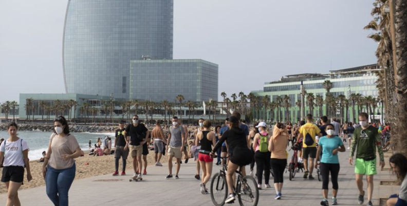 Personas en playa de España