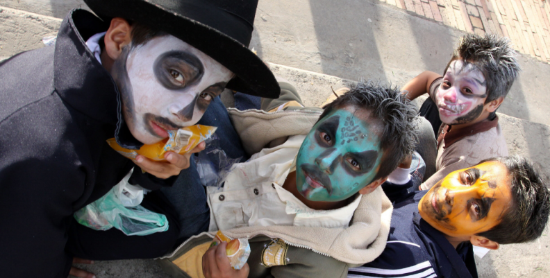 Fiesta de Halloween en el parque de Suba en Bogotá (Colombia).