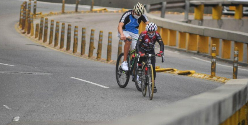 Ciclistas en las calles. Ciclistas en las calles.
