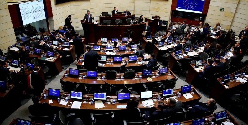 La cadena perpetua para violadores de niños avanza en el Congreso colombiano