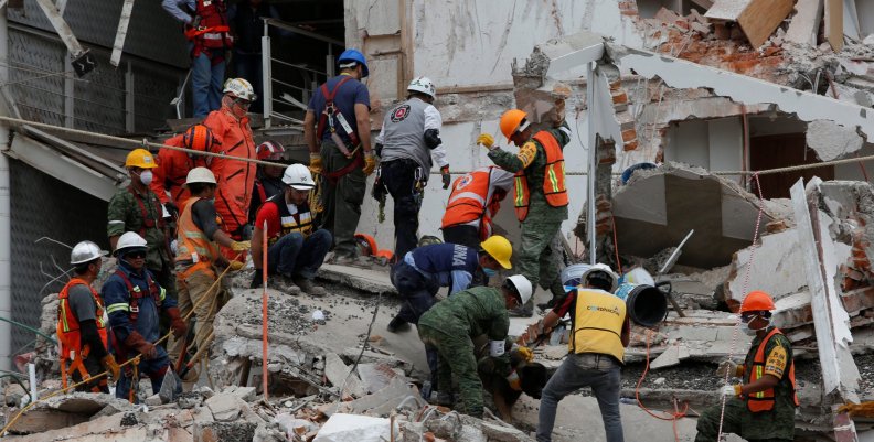 Mexican soldiers and rescue workers work on a collapsed building after an earthquake in Mexico City