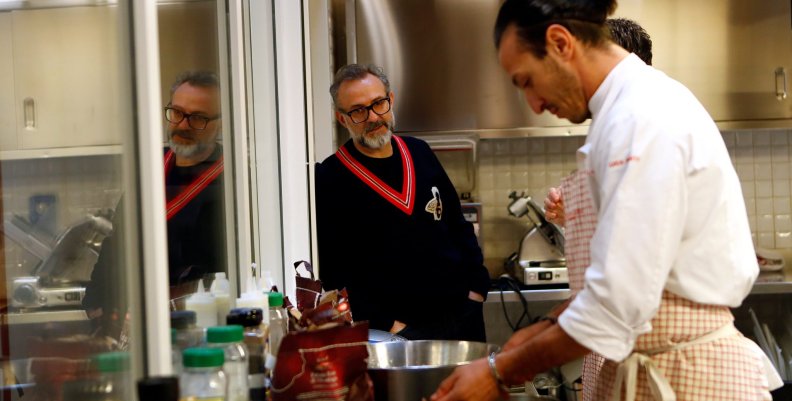 El chef italiano Massimo Bottura planea abrir dos nuevos restaurantes en París y Nápoles