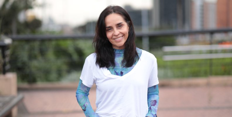 Mujer con camiseta blanca sonriendo 