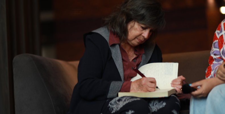 Laura Restrepo en la #FILBoPorCapital Laura Restrepo firmando un libro