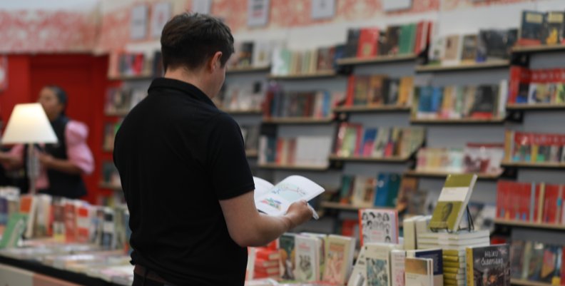 #FILBoPorCapital cierra este 11 de mayo Un hombre leyendo un libro