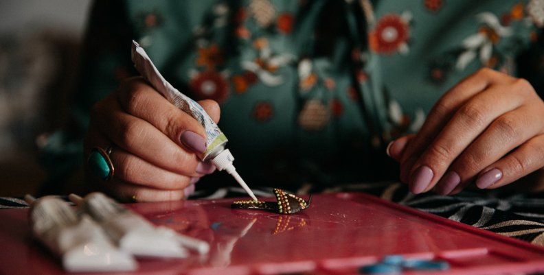 Mujer creando una obra artística 