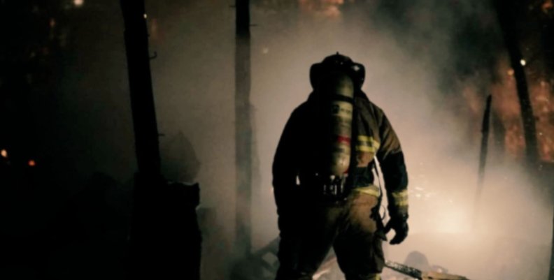 Bombero frente a una conflagración apagada