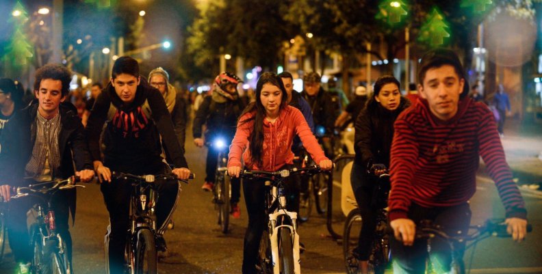 Biciusuarios en la Ciclovía Nocturna en Bogotá