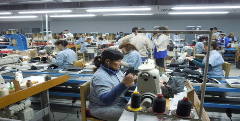 Fabrica de zapados, con empleados trabajando