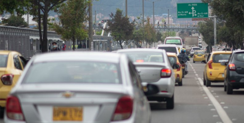 Trancón de vehículos en vía principal de Bogotá.