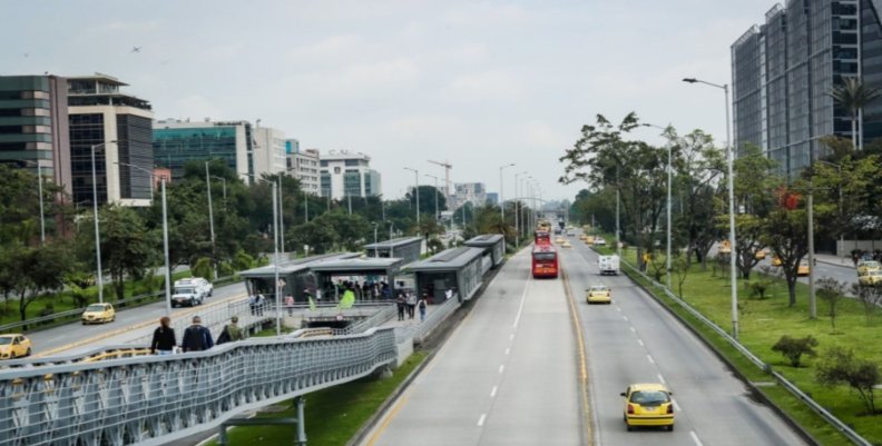 Imagen de vía principal de Bogotá desocupada en un Día sin Carro y sin Moto