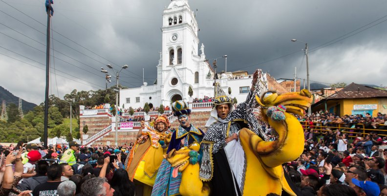 Tres hombres disfrazados de los Reyes Magos  